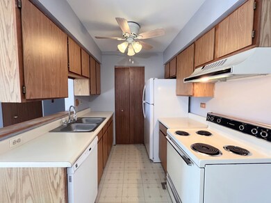 615 Virginia Rd unit 204, Crystal Lake, IL 60014 - photo 2