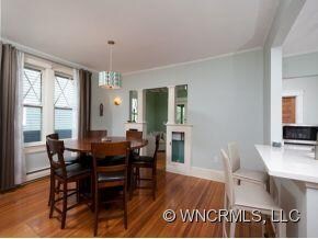 Dining with built-ins