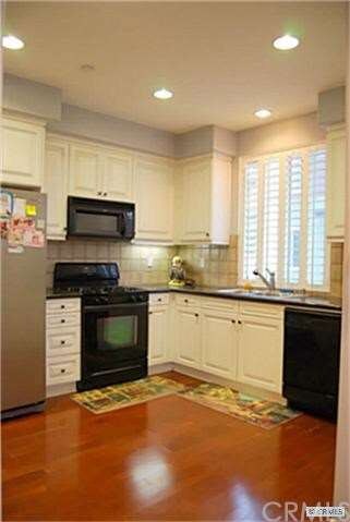Light and bright kitchen. Refrigerator included!