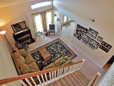 Living room with high ceilings, fireplace and  vie