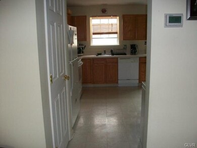 621 Abbe Ct, Freemansburg, PA 18017 - photo 4