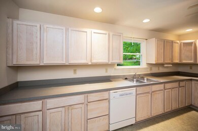 1203 Confederate Dr, Locust Grove, VA 22508 - photo 5