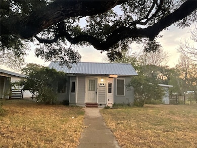 222 York St, Yorktown, TX 78164 - photo 2