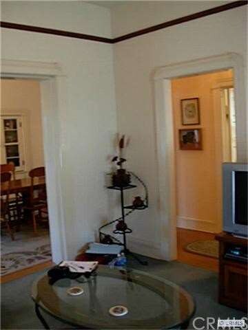 11' ceilings throughout