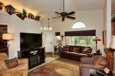Bright Great Room/Vaulted Ceiling