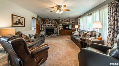 325 Mayfair Dr, Lincoln, IL 62656 - photo 4