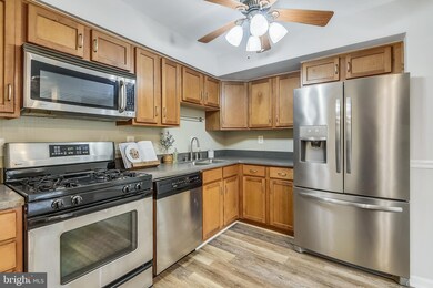 11935 Travistock Ct, Reston, VA 20191 - photo 2