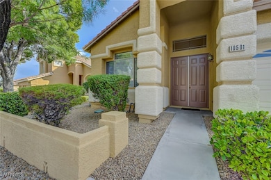 Entrance  -Lots of space for an awesome courtyard -