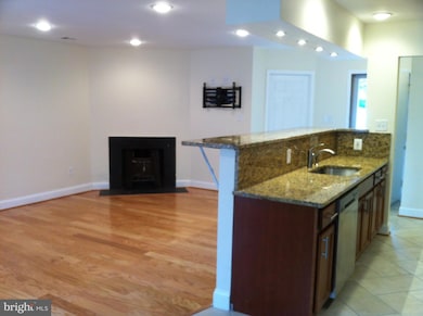 11303 Gatesborough Ln, Reston, VA 20191 - photo 5