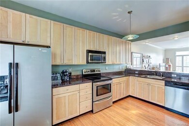 KITCHEN WITH GRANITE TOPS