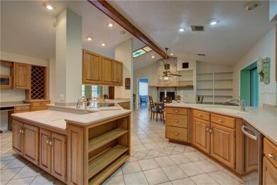 Wonderful kitchen with lots of cupboards and space
