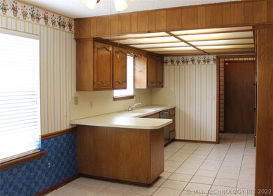 Light and bright kitchen with breakfast nook and s