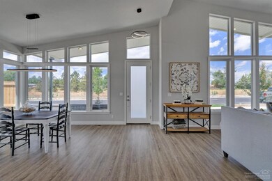 674 NW Rimrock Dr, Redmond, OR 97756 - photo 2