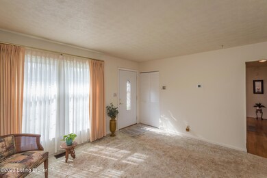 9005 Stockton Ct, Louisville, KY 40291 - photo 3