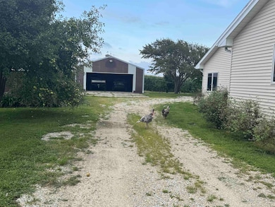 8138 Schenk Rd, Waterloo, IA 50703 - photo 6