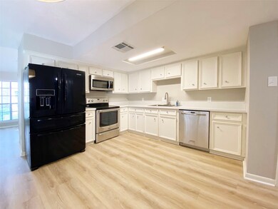 Large eat-in kitchen with new quartz counters