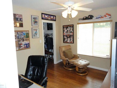 Office/bedroom  w/walkin closet