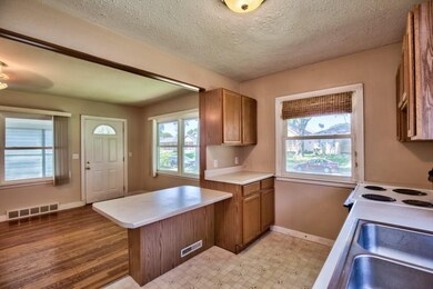 KITCHEN BREAKFAST BAR