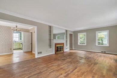 811-N-Foster-Ave-Lansing-windowstill-8