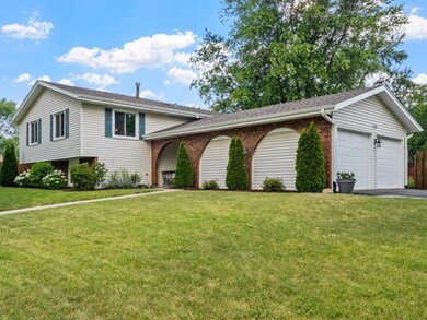 1133 Huntleigh Dr, Naperville, IL 60540 - photo 2