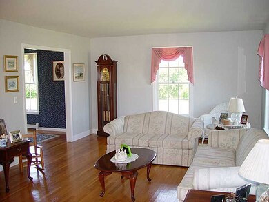 322 Vaucluse Ave, Middletown, RI 02842 - photo 7