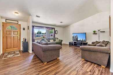 1011 Coachman Dr, Central Point, OR 97502 - photo 3