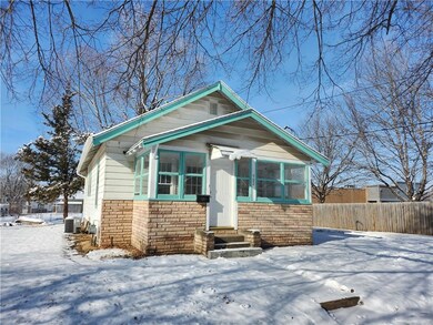 902 E 26th St, Des Moines, IA 50317 - photo 2