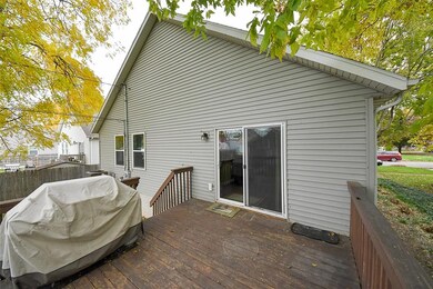 528 9th St SW, Cedar Rapids, IA 52404 - photo 4