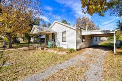 109 W East Ave, Cache, OK 73527 - photo 2