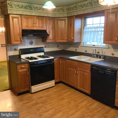 407 S Arthur Dr, Beverly, NJ 08010 - photo 2