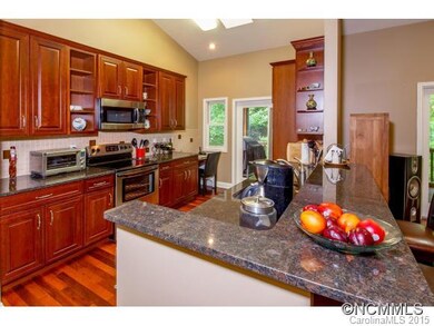 kitchen w/breakfast bar