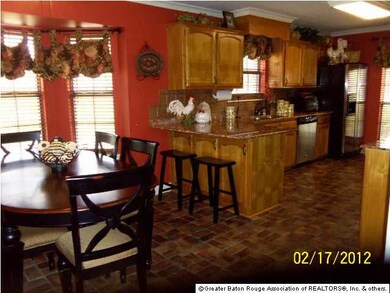 BEAUTIFUL KITCHEN WITH GRANITIC COUNTER TOPS