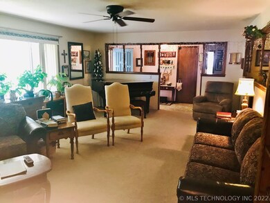 Spacious living area, ceiling fan and full natural