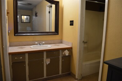 8715 Saratoga Forest Dr, Houston, TX 77088 - photo 6