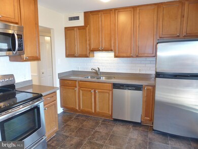136 Roberts Ln unit 401, Alexandria, VA 22314 - photo 3