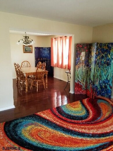 Oversized front room for couch, recliners, coffee 