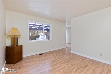 05-Living Room 20220304-DW-0416