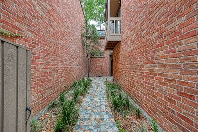 252 Sugarberry Cir unit 252, Houston, TX 77024 - photo 2