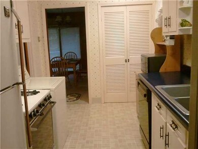 Great Kitchen has a gas stove, plenty of cabinets 