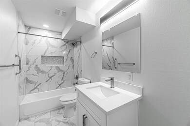 9711 Linkmeadow Ln unit 3, Houston, TX 77025 - photo 3