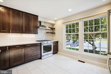 2421 Falls Place Ct, Falls Church, VA 22043 - photo 3