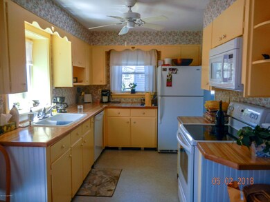 215 Collins St, Stroudsburg, PA 18360 - photo 3