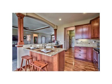 Kitchen. BREAKFAST BAR.