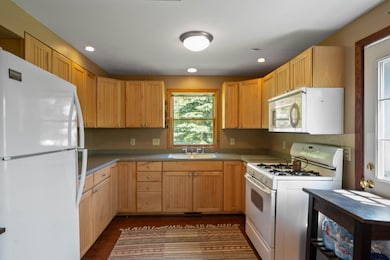 304 Crocus St-15
