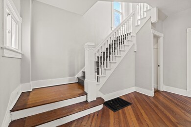 701 w 8th st entry staircase