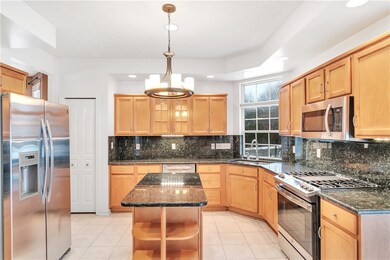 Beautiful, 20x13 Kitchen with granite tops, backsp