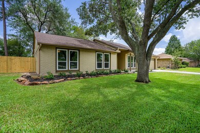 1008 Lost River Dr, Friendswood, TX 77546 - photo 2