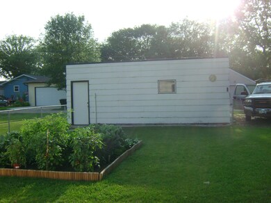 1010 S 11th St, Grand Forks, ND 58201 - photo 4