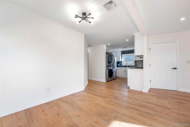 50 Mahland Place unit 2nd Floor, Oceanside, NY 11572 - photo 4