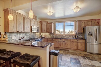 Kitchen w/ Breakfast Bar